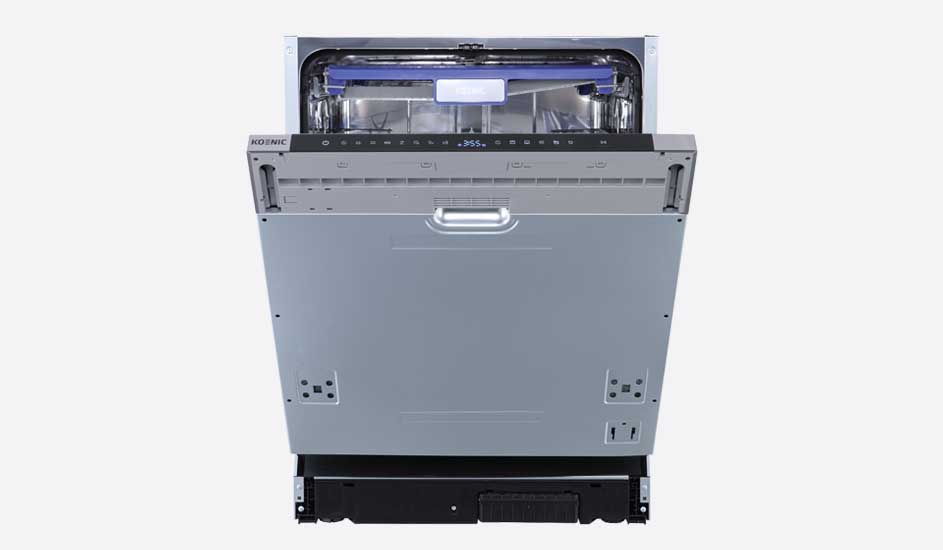 Un lave-vaisselle argenté est ouvert, révélant des étagères intérieures bleues et un écran de commande noir.