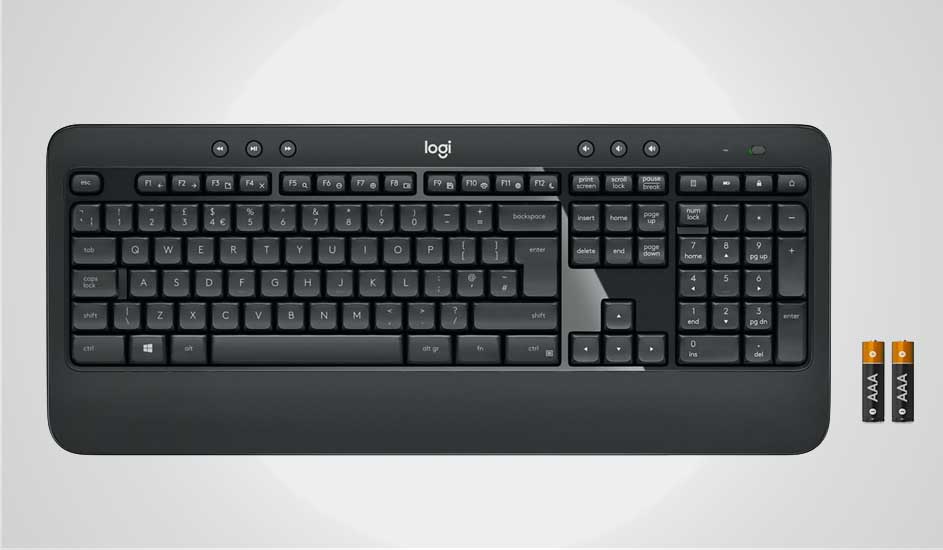 Clavier noir Logitech avec deux piles AAA à droite sur fond blanc.