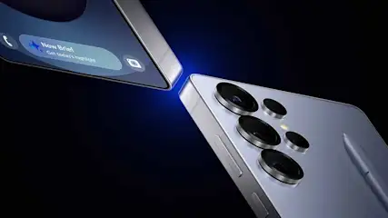 Twee moderne smartphones met geavanceerde camerasystemen, getoond tegen een elegante donkerblauwe achtergrond met dramatische belichting.