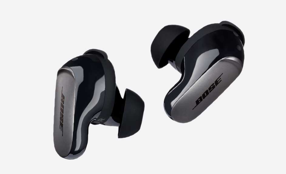 Deux écouteurs noirs Bose avec des embouts en silicone sont positionnés sur un fond blanc uni.