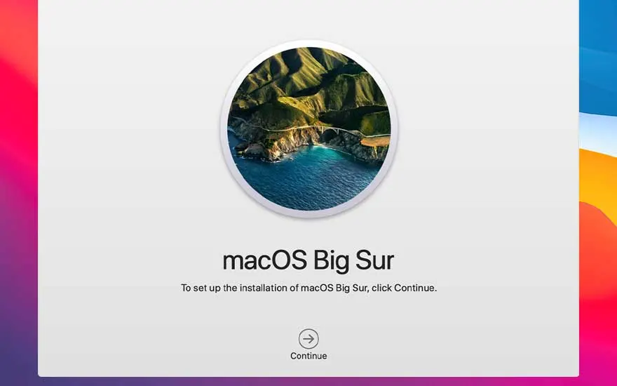 macOS Big Sur installatie scherm met een ronde afbeelding van een kustlandschap met bergen en blauw water. 'Continue' knop onderaan.