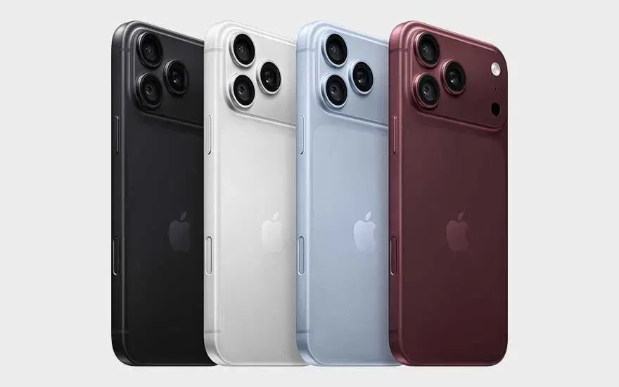 Vier smartphones worden van achteren getoond in zwart, wit, lichtblauw en bordeaux, met elk drie camera’s en een Apple-logo.