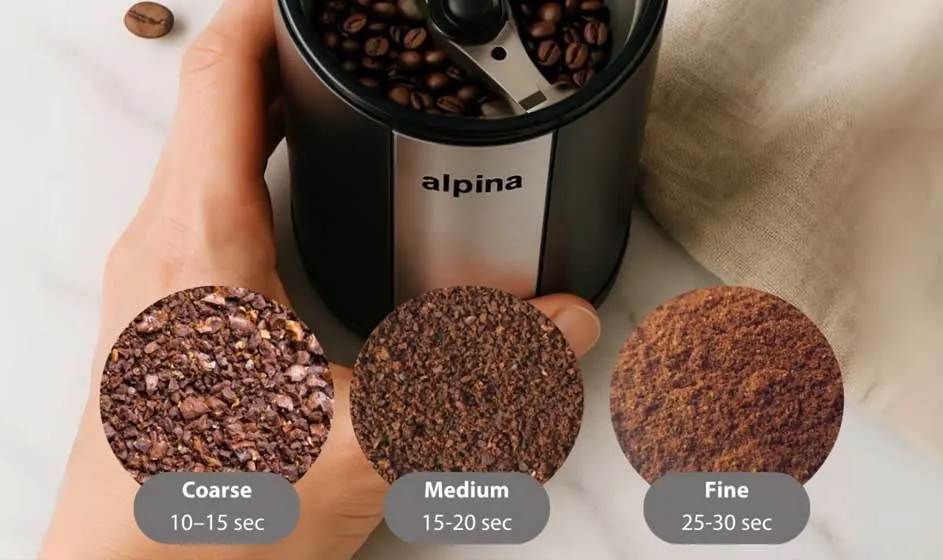 Een hand houdt een Alpina-koffiemolen met koffiebonen vast. Onderaan tonen drie voorbeelden grove, medium en fijne maling met hun bereidingstijden.