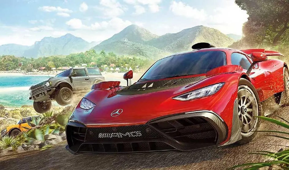 Een rode Mercedes-racewagen en terreinwagens racen langs een tropisch strand met bergen op de achtergrond. Merk: Forza Horizon.