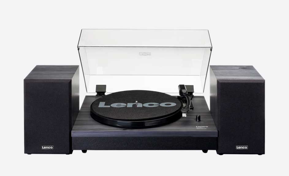 Platine vinyle Lenco noire avec couvercle transparent ouvert et deux enceintes noires sur fond blanc.