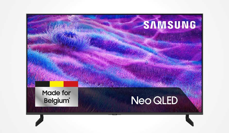 Een Samsung Neo QLED tv met dun zwart frame toont een paarse abstracte afbeelding, “Made for Belgium” label en groot Samsung-logo.