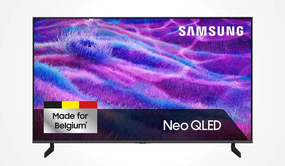 Un téléviseur Samsung Neo QLED à cadre noir fin affiche une image abstraite violette, étiquette « Made for Belgium » et grand logo Samsung.