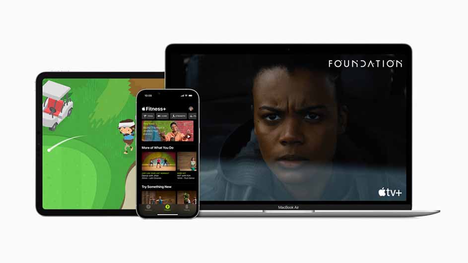 Trois appareils Apple affichent des écrans différents : un iPad avec un jeu de golf, un iPhone avec l'application Fitness+ et un MacBook Air avec Apple TV+.