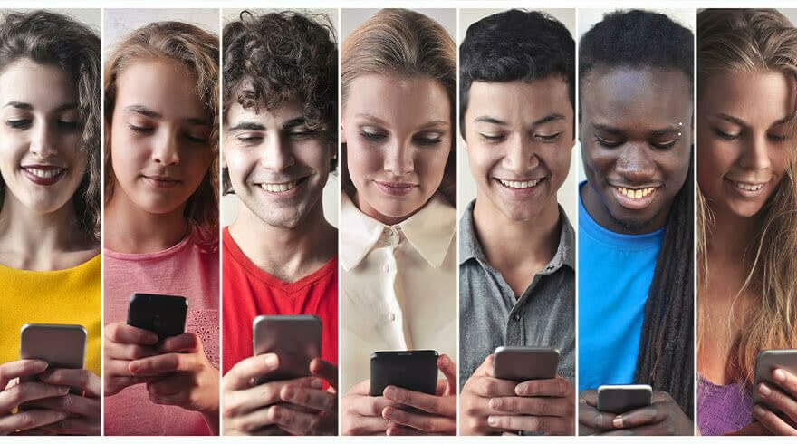 Collage van acht personen die naar beneden kijken naar smartphones in hun handen, tegen een witte achtergrond.