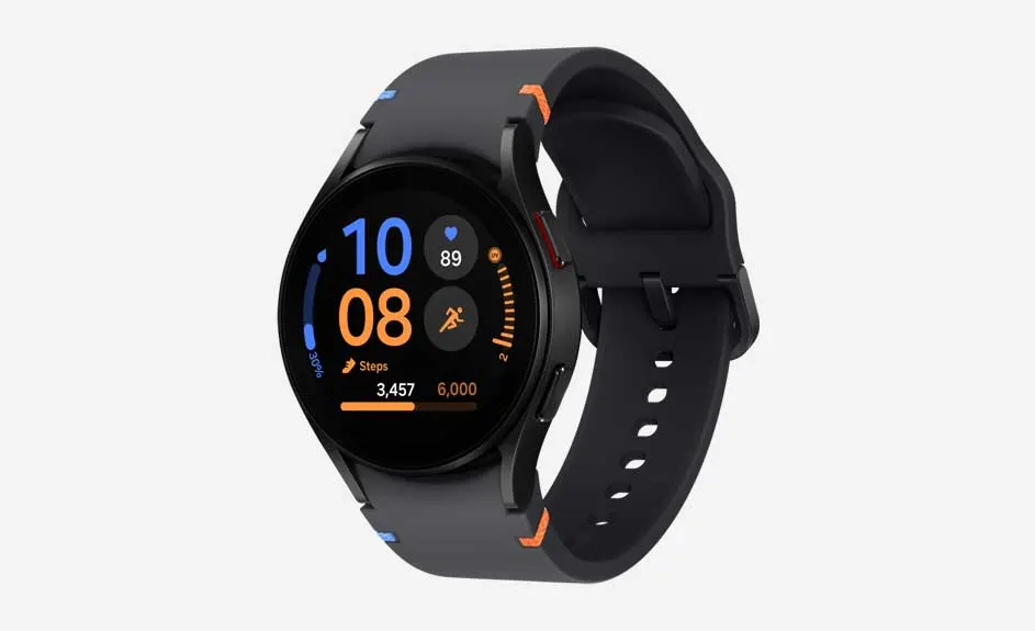 Een zwarte smartwatch toont 10:08, stappen 3457/6000, hartslag 89. De band is zwart met blauwe en oranje accenten.
