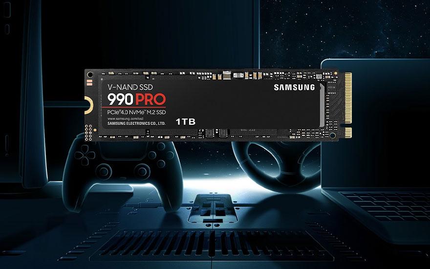 Le SSD Samsung 990 Pro flotte au-dessus d'une manette, d'un volant et d'un ordinateur portable, sur un fond bleu futuriste.