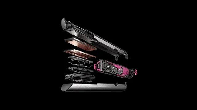 Een opengebarsten stijltang toont interne onderdelen zoals roze elementen, metalen platen en zwarte mechanismen tegen een zwarte achtergrond.