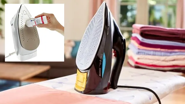 Zwart strijkijzer staat op een strijkplank, naast een stapel gekleurd wasgoed. Inzet: een hand reinigt een wit strijkijzer.