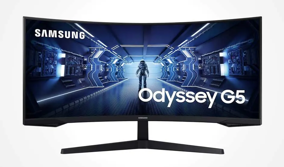Moniteur incurvé Samsung Odyssey G5 affichant un couloir sci‑fi bleu avec un astronaute au centre; grands textes Samsung et Odyssey G5.