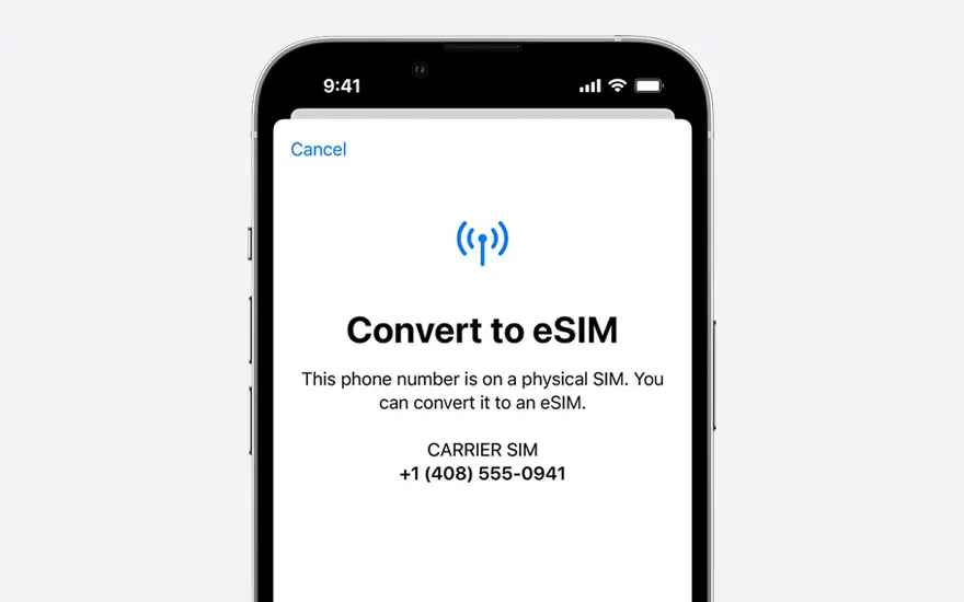 Een smartphone toont het scherm 'Converteren naar eSIM' met details en een blauw draadloos icoon. De achtergrond is zacht wit.