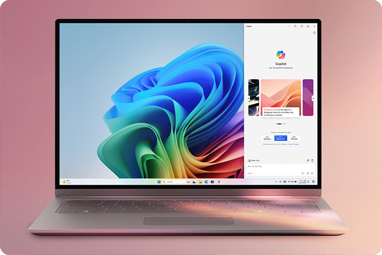 Zilveren laptop met Windows 11 bureaublad. Een app-venster staat open aan de rechterkant. Achtergrond is roze.