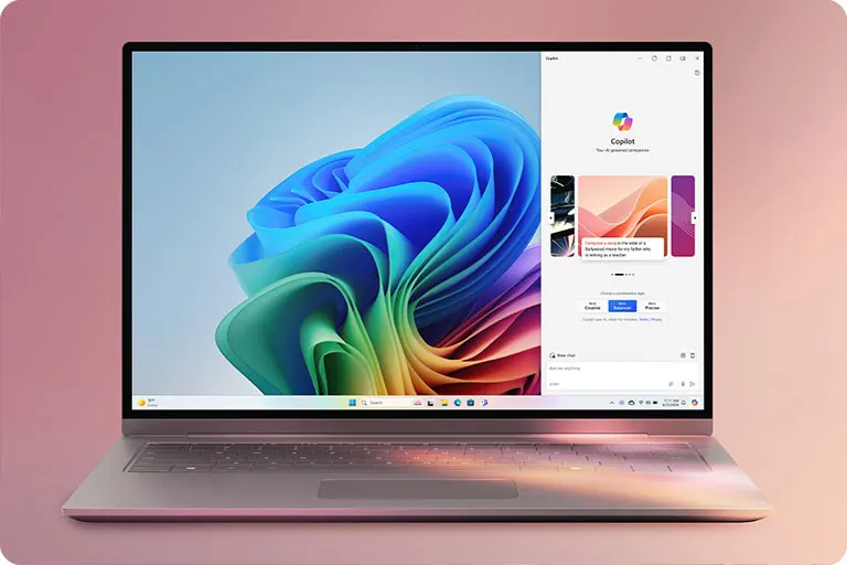 Zilveren laptop met Windows 11 bureaublad. Een app-venster staat open aan de rechterkant. Achtergrond is roze.