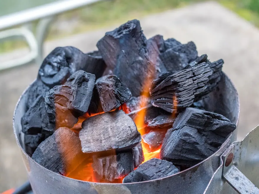 Allumer un barbecue au charbon de bois étape par étape