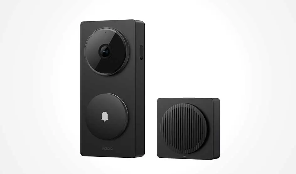 Une sonnette vidéo intelligente noire est présentée à côté d’un carillon compact, tous deux sur un fond clair et épuré.