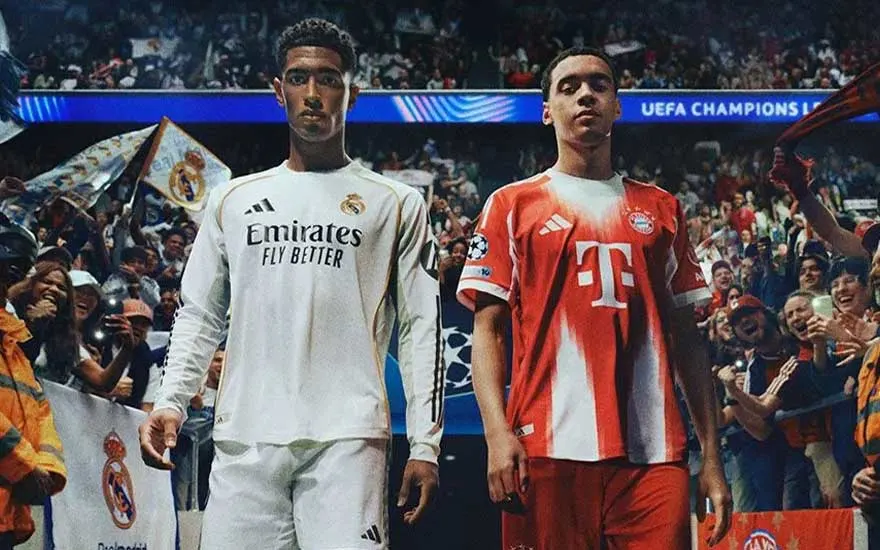 Deux joueurs du Real Madrid et du Bayern entrent sur le terrain avec assurance, devant un public de Ligue des champions.