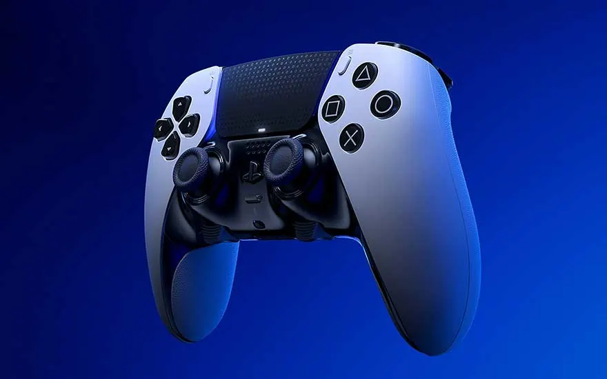 Een witte en zwarte controller voor een spelcomputer, met knoppen en joysticks, tegen een blauwe achtergrond.