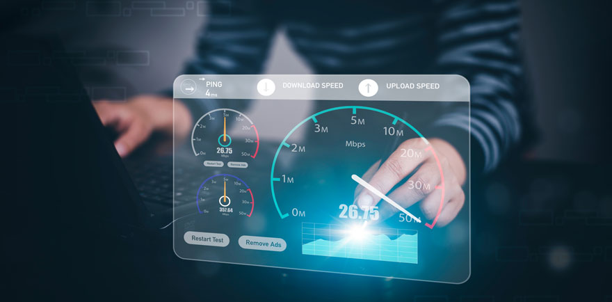 Un écran affiche des jauges de vitesse de téléchargement et de ping, avec des valeurs numériques et des graphiques bleus sur fond noir.