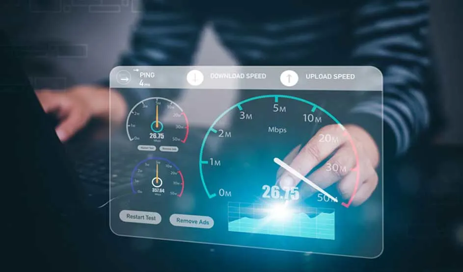 Un écran affiche des jauges de vitesse de téléchargement et de ping, avec des valeurs numériques et des graphiques bleus sur fond noir.