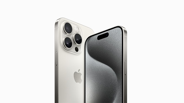 Deux iPhones argentés sur fond blanc. L'un montre trois objectifs de caméra. L'autre a un écran gris.