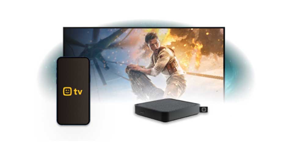 Zwarte telefoon met geel tv-logo, zwarte vierkante doos en tv met actiescène op een witte achtergrond.