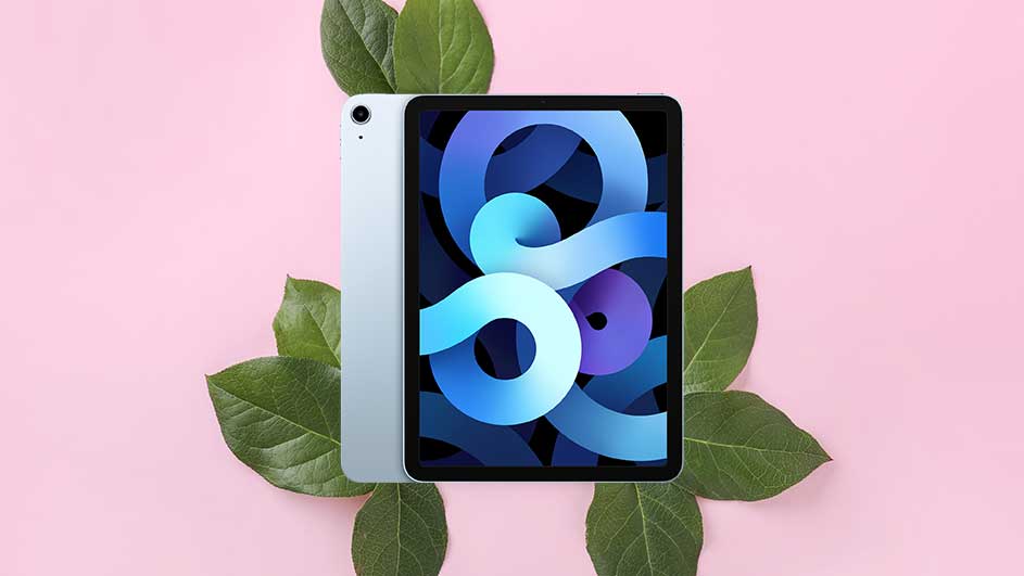 Een blauwe tablet ligt op groene bladeren tegen een roze achtergrond. Het scherm toont blauwe vormen.