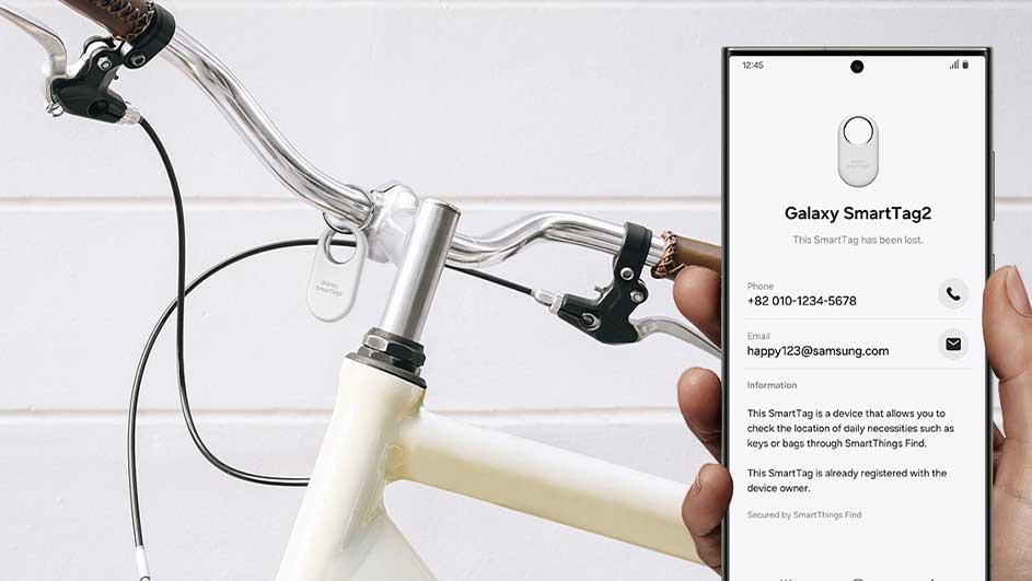 Vélo blanc avec un SmartTag attaché au guidon, tenant un téléphone affichant les informations du SmartTag.