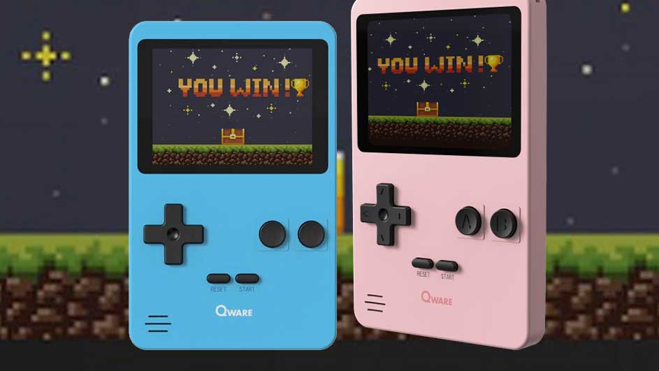 Twee spelcomputers, blauw en roze, tonen een "You Win!"-scherm met retro pixelafbeeldingen tegen een donkere achtergrond met sterren.