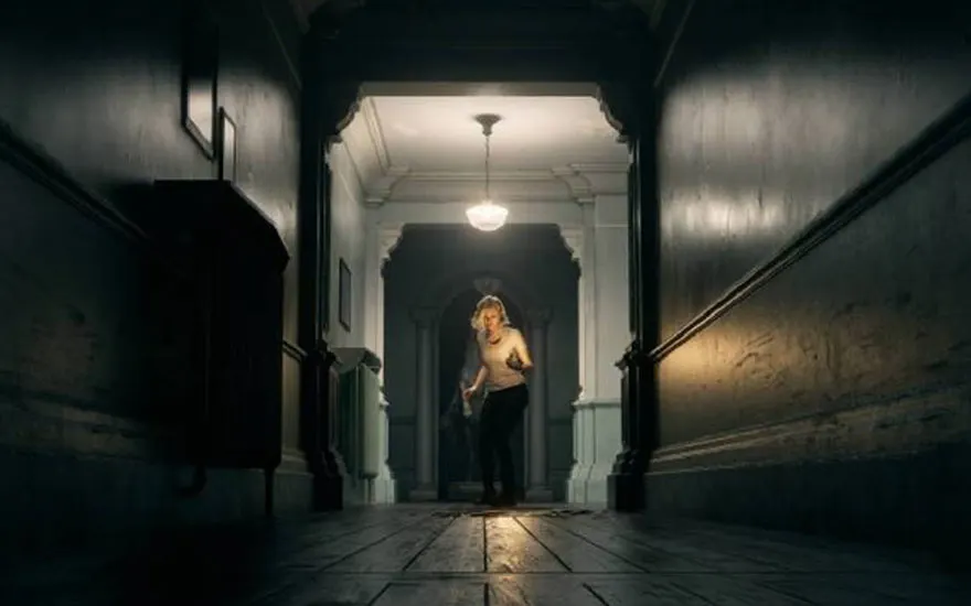 Un couloir sombre avec éclairage dramatique où se tient une femme avec une lampe torche. Des ombres tombent sur le sol carrelé dans cette ambiance sinistre.