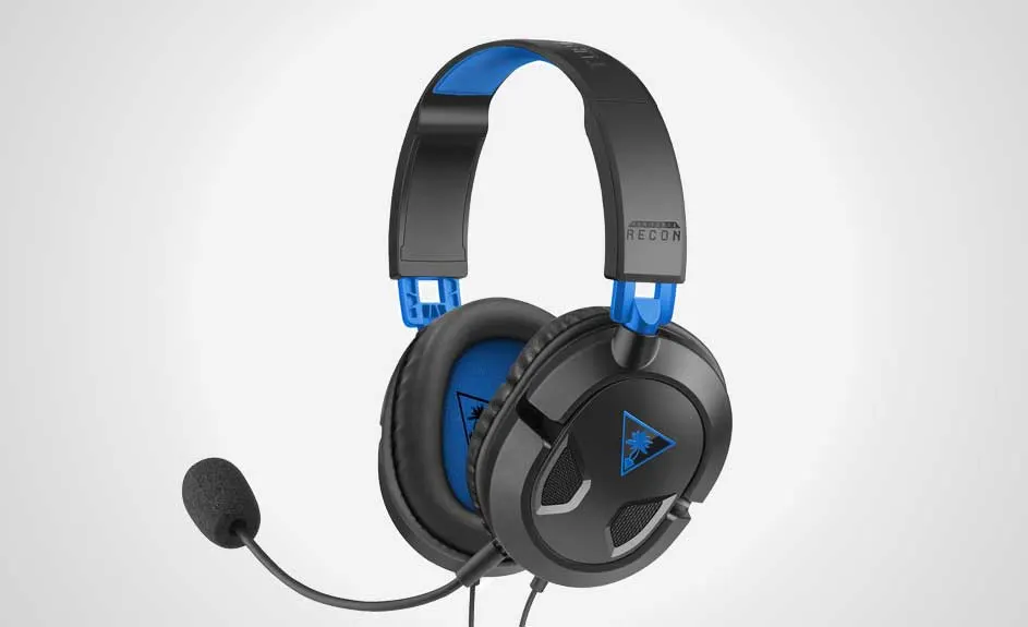 Casque noir et bleu avec microphone sur fond blanc.