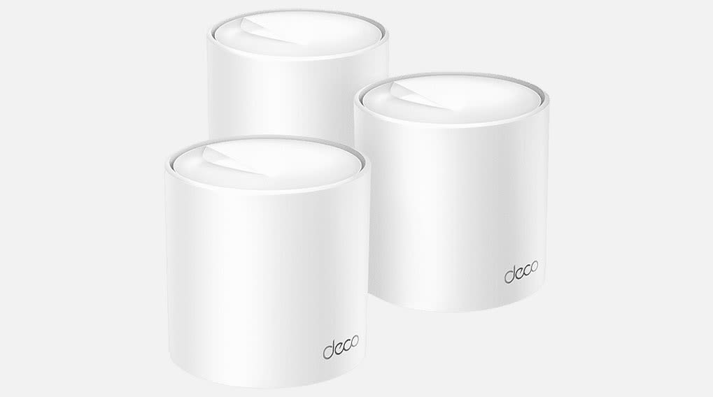 Drie witte, cilindervormige TP-Link Deco-routers staan op een witte achtergrond. Het 'deco'-logo staat op twee routers.