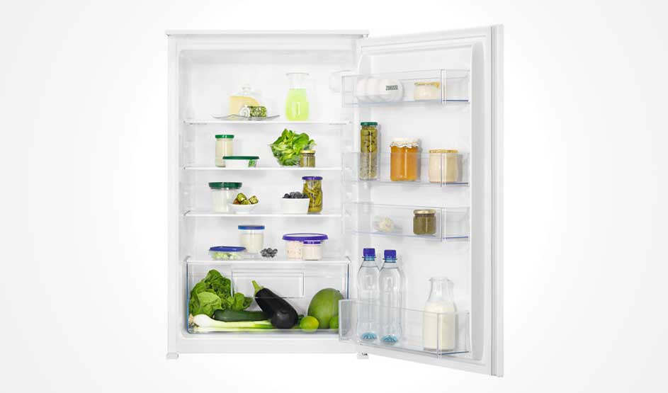Un réfrigérateur blanc ouvert contient des aliments variés tels que des légumes, des fruits et des conserves sur plusieurs étagères.