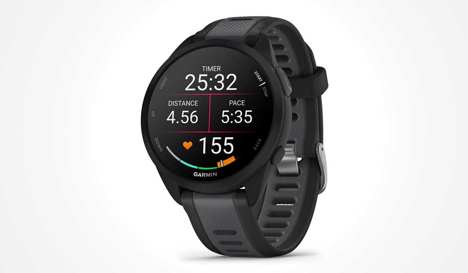 Een zwarte Garmin smartwatch toont timer, afstand, tempo en hartslag op het scherm, met kleurrijke grafiek en sportieve, robuuste band.