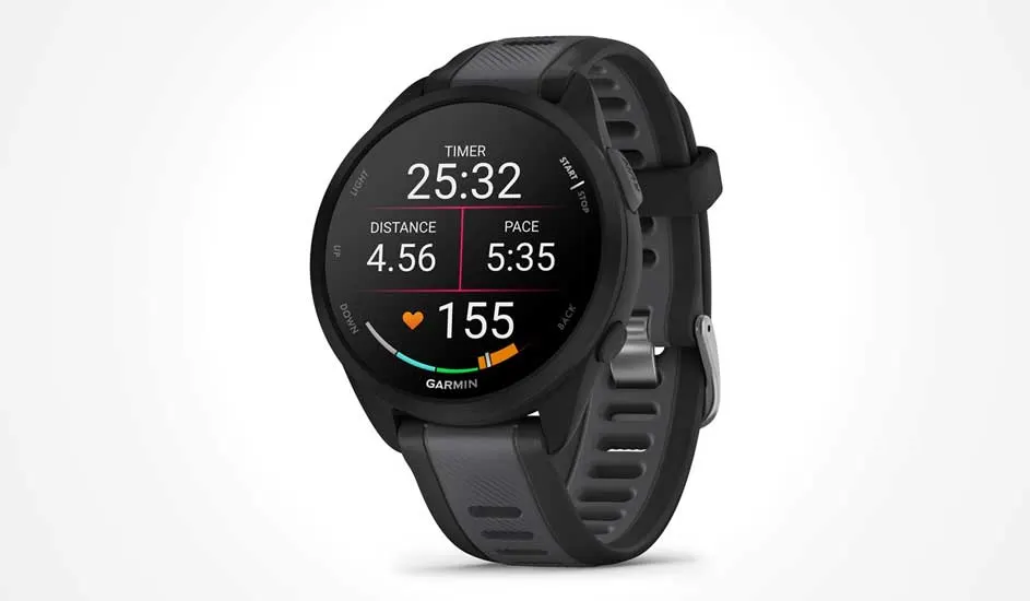Une montre connectée Garmin noire affiche minuteur, distance, allure et fréquence cardiaque, avec graphique coloré et bracelet sportif robuste.