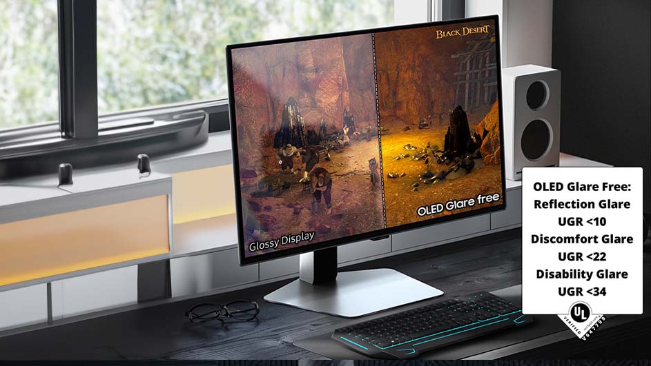 Een computerscherm toont een spel naast een toetsenbord en een bril op een bureau, bij een raam en een luidspreker.