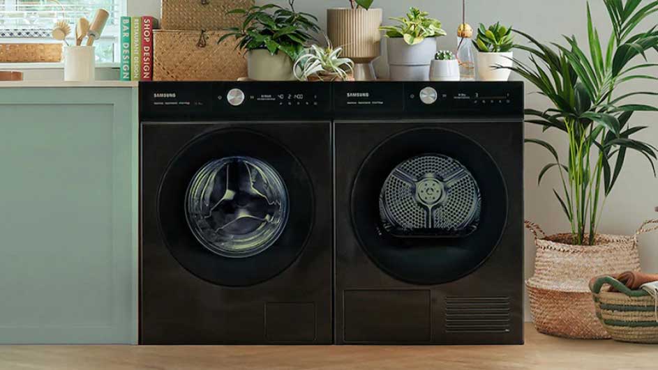 Deux machines Samsung noires sont placées côte à côte, avec des plantes au-dessus et à côté.