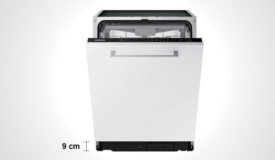 Een witte Samsung vaatwasser met een open deur, een zilveren handvat en een zwarte basis tegen een witte achtergrond.