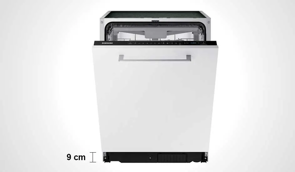 Een witte Samsung vaatwasser met een open deur, een zilveren handvat en een zwarte basis tegen een witte achtergrond.