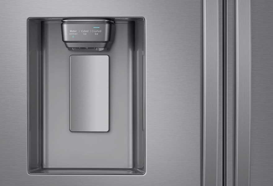 Een close-up van een metalen koelkast met een ingebouwde water- en ijsdispenser. De dispenser heeft knoppen voor water, ijsblokjes en gemalen ijs.