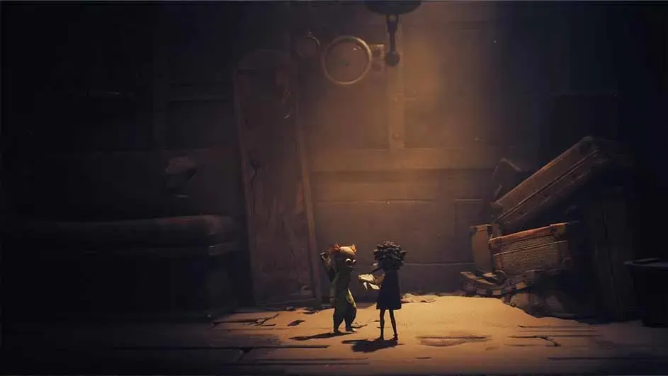 Deux silhouettes dans une pièce sombre éclairée par une lumière pendante. Des meubles sombres et des débris sont visibles en arrière-plan.