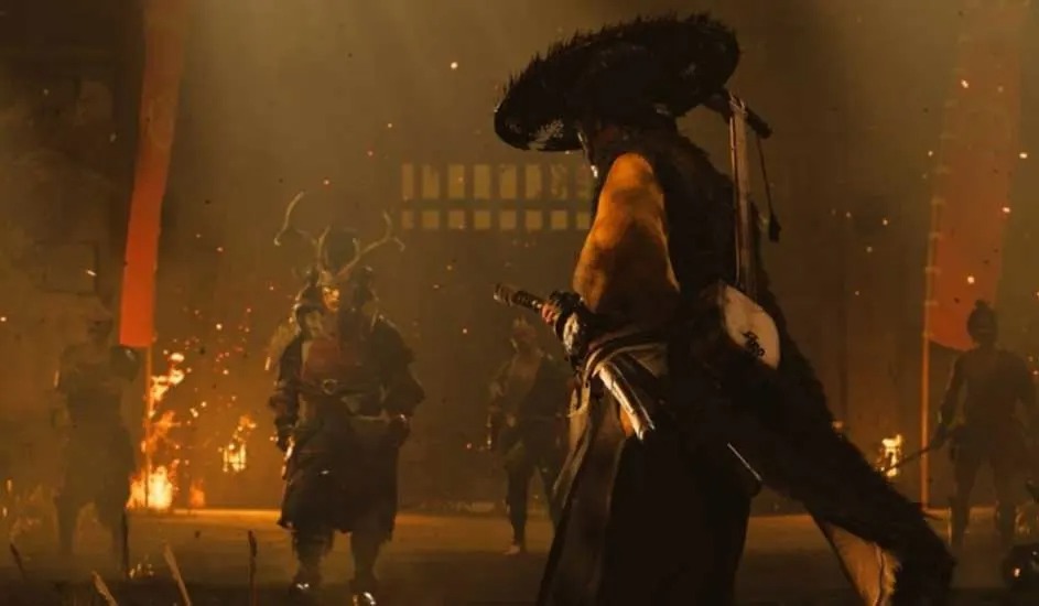 Samouraï affronte des ennemis dans un temple sombre avec une lueur orange chaude et des étincelles 