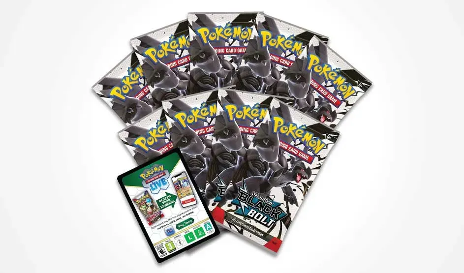 Sept boosters Pokémon Black Bolt sont disposés en éventail sur fond blanc, avec une carte du jeu en ligne placée devant.