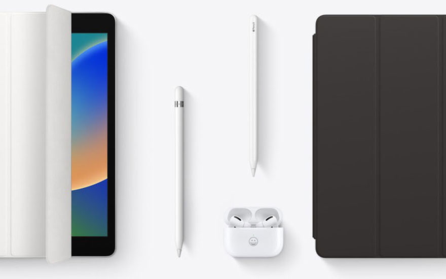 Een witte iPad met een open hoes, twee witte pennen, witte oortjes in een doosje, en een bruine iPad-hoes op een witte achtergrond.