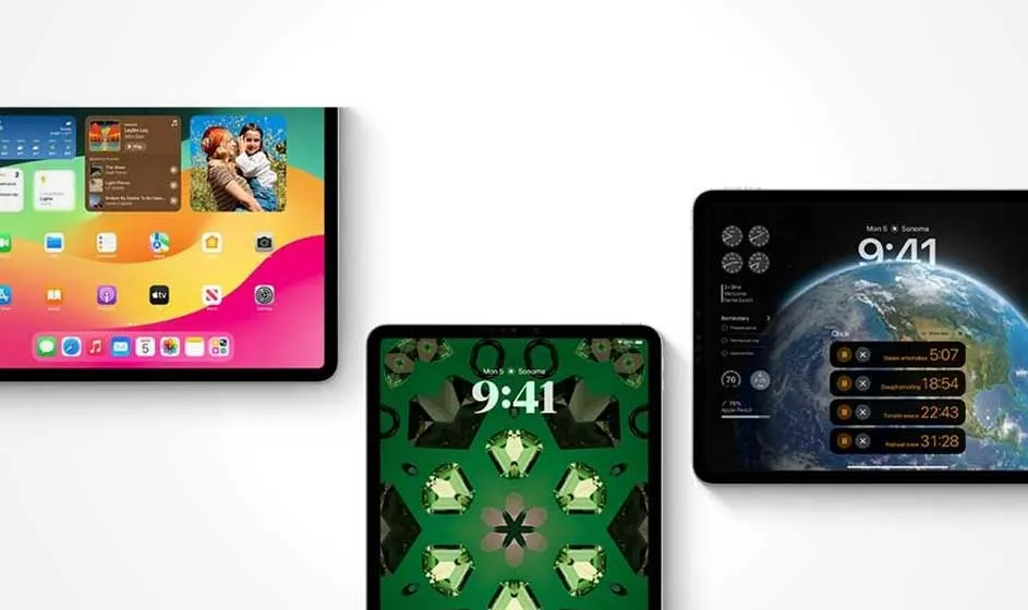 Drie iPads tonen verschillende schermen: een met apps, een met een groen patroon en een met een aarde-achtergrond en tijdzones.