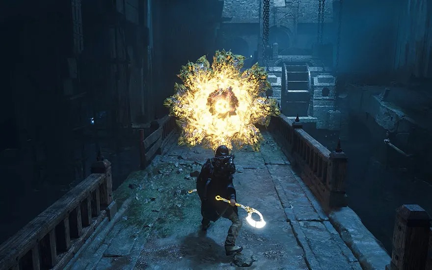 Scène de jeu souterraine avec un joueur dirigeant une explosion magique de lumière et d'énergie dans un espace de pierre sombre. 