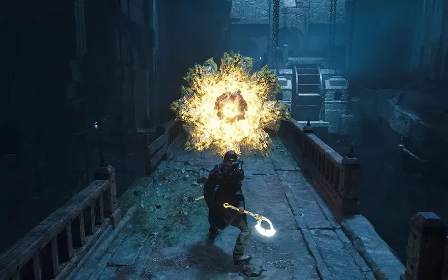 Scène de jeu souterraine avec un joueur dirigeant une explosion magique de lumière et d'énergie dans un espace de pierre sombre.